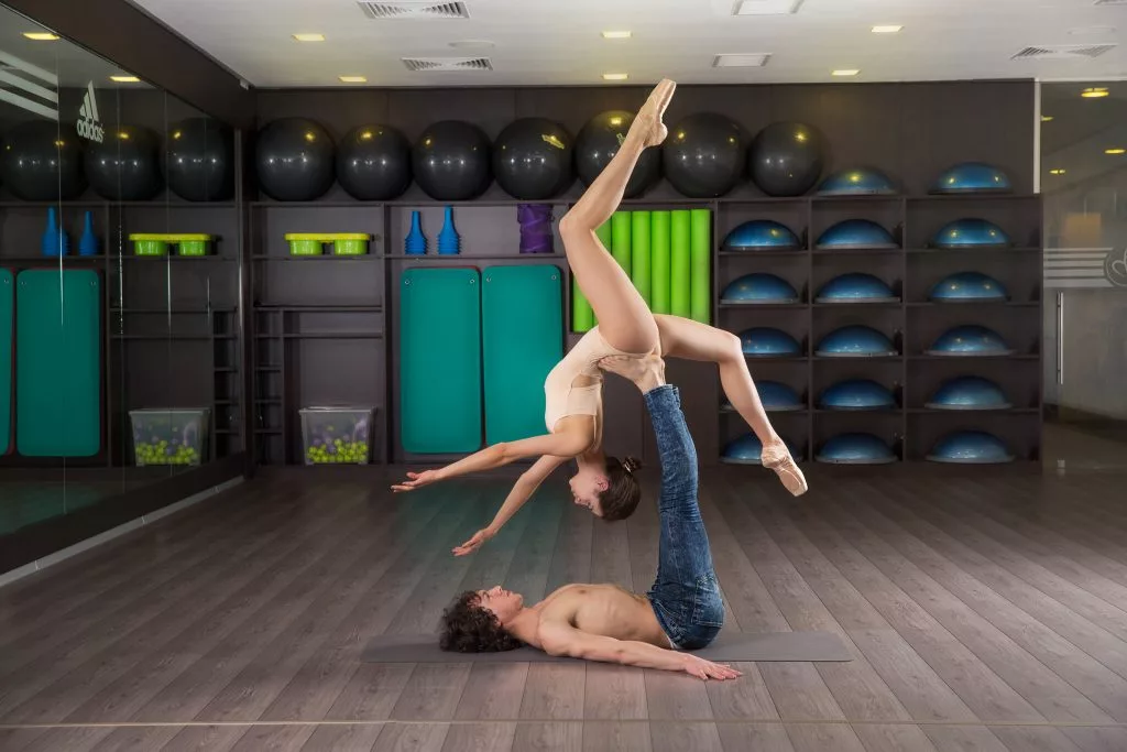 Doi dansatori într-o figură pe verticală, în sala de antrenament funcțional de la Pescariu Sports & SPA