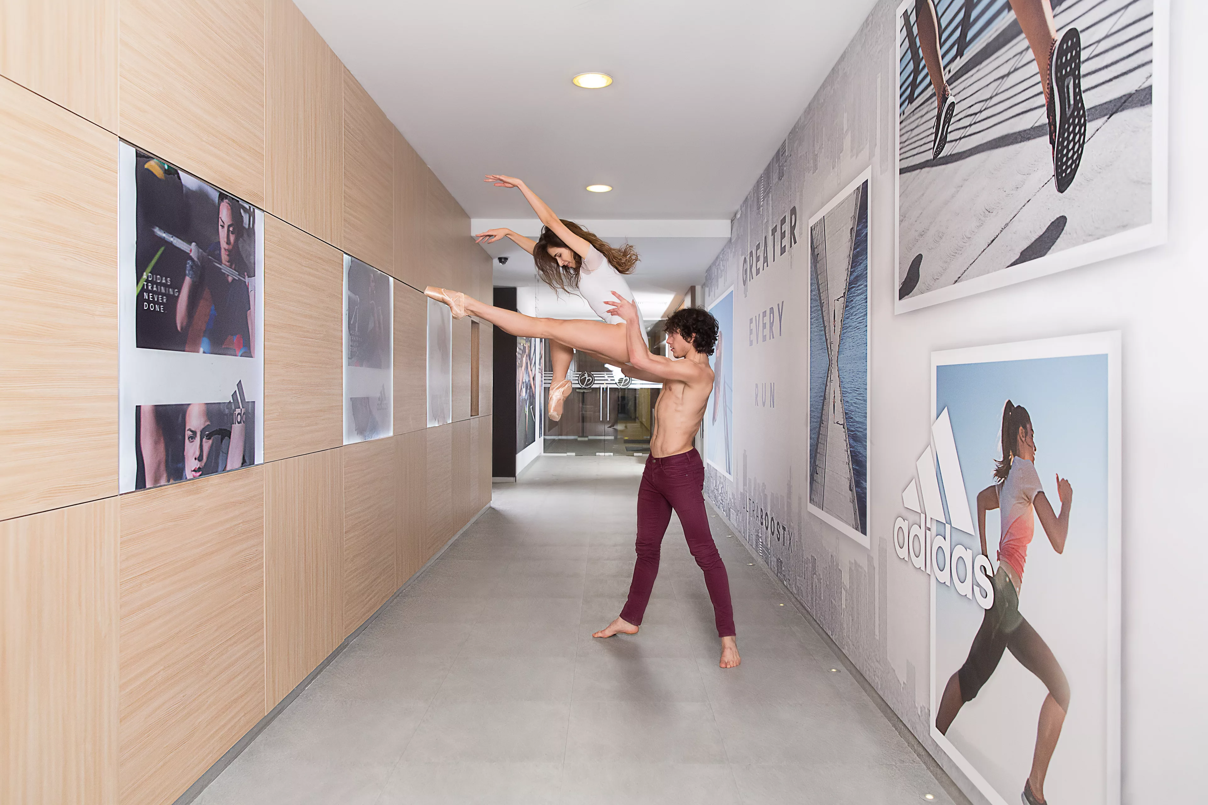 Dansatori sărind pe holul cu fotografii de pe pereții clubului Pescariu Sports & SPA