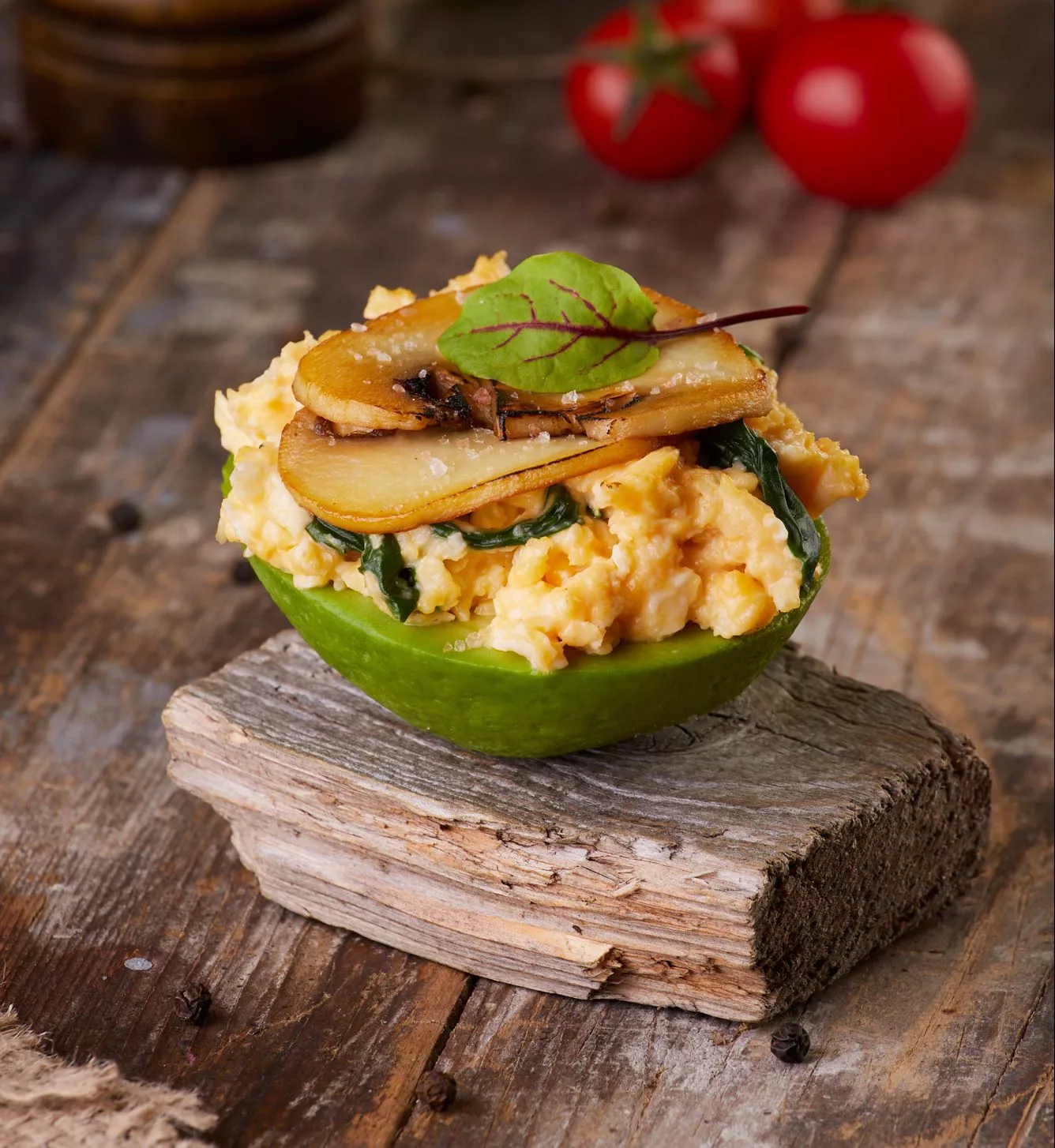 Jumătate de ardei umplut cu ou și spanac, pe o scândură de lemn — Avocadoo