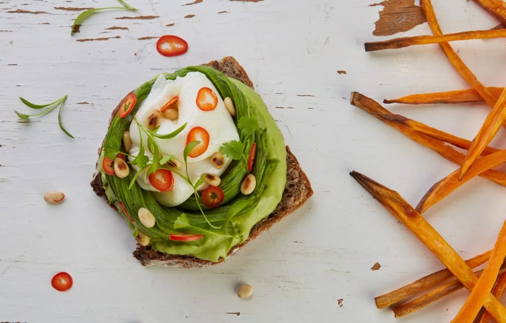 Tartină cu avocado și ou poșat, alături de cartofi dulci pai — Avocadoo