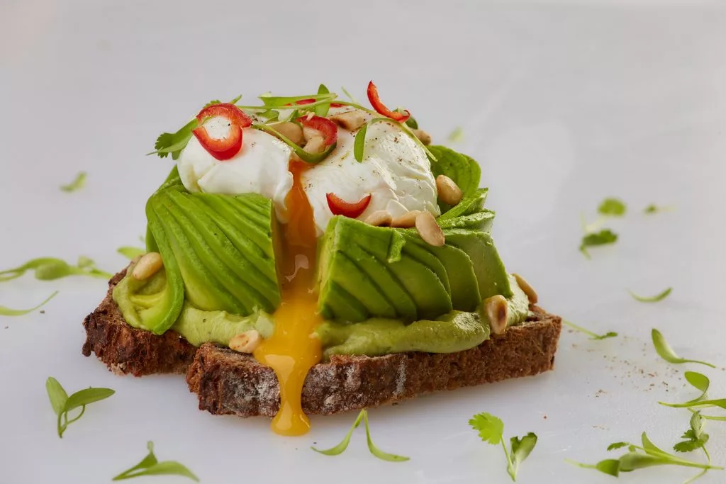 Tartină cu avocado și ou cu gălbenușul curgând, fotografie culinară Avocadoo