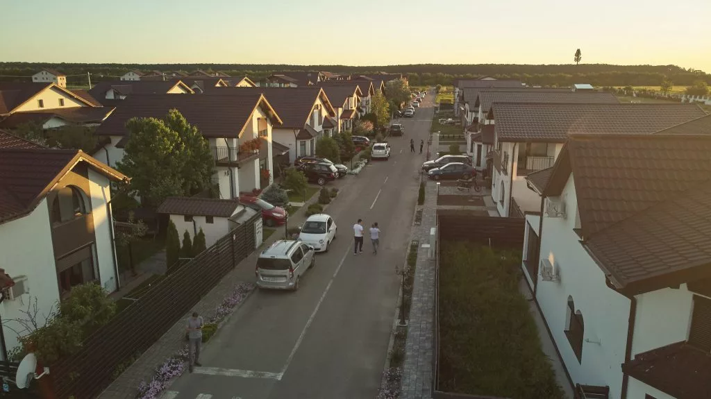Stradă din ansamblul rezidențial ARIA Residences, la apus