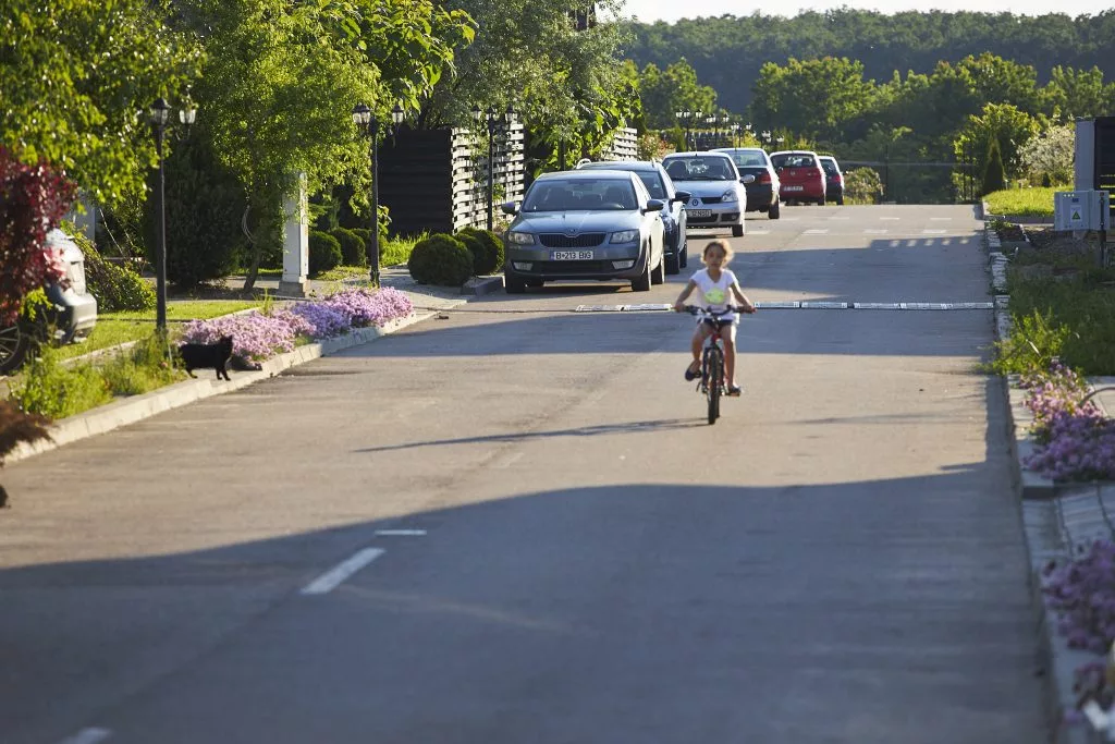 Copil pe bicicletă pe strada din ansamblul ARIA Residences