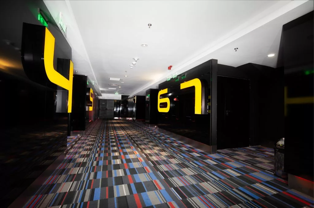 Hol cu numerele sălilor pe pereți, cinematograful Cineplex
