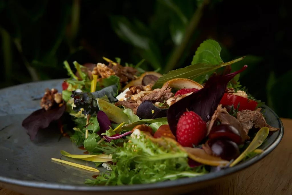 Salată cu fructe de pădure și verdețuri, restaurant Melt