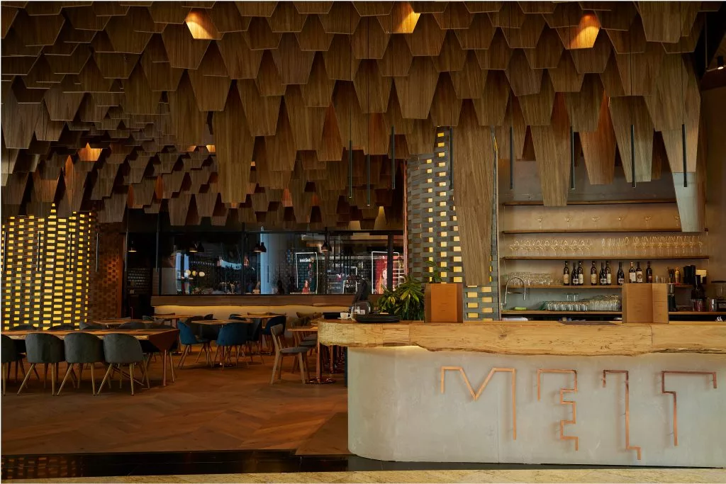 Barul restaurantului Melt, sub tavanul din lamele de lemn