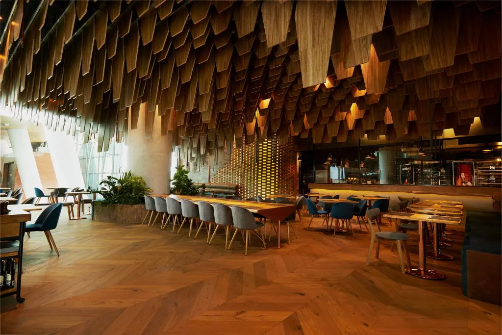 Sala restaurantului Melt văzută în cadru larg