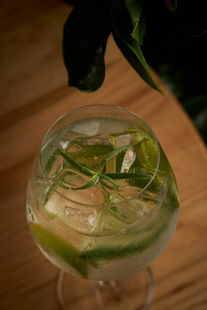 Cocktail cu castravete și gheață, restaurant Melt