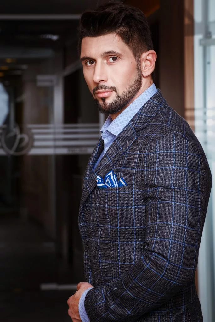 Portret de bărbat în sacou în carouri, campanie de costume