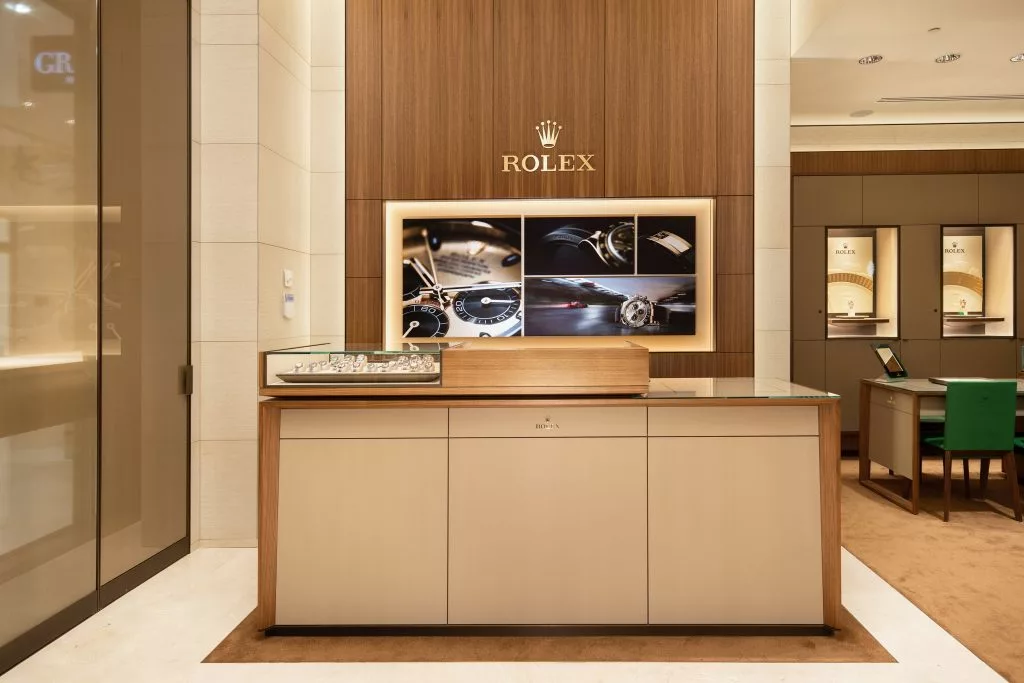 Vitrină și mobilier de lemn cu însemnele Rolex, în magazinul ROLEX