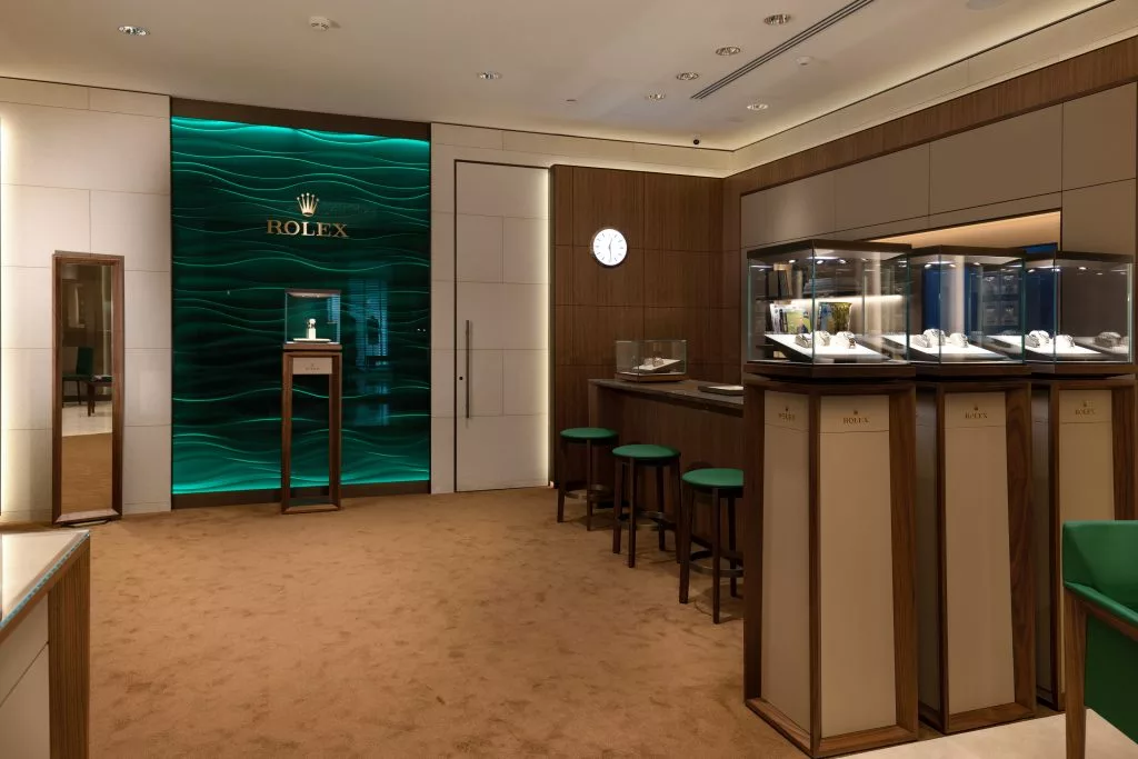 Interiorul magazinului ROLEX, cu peretele verde caracteristic