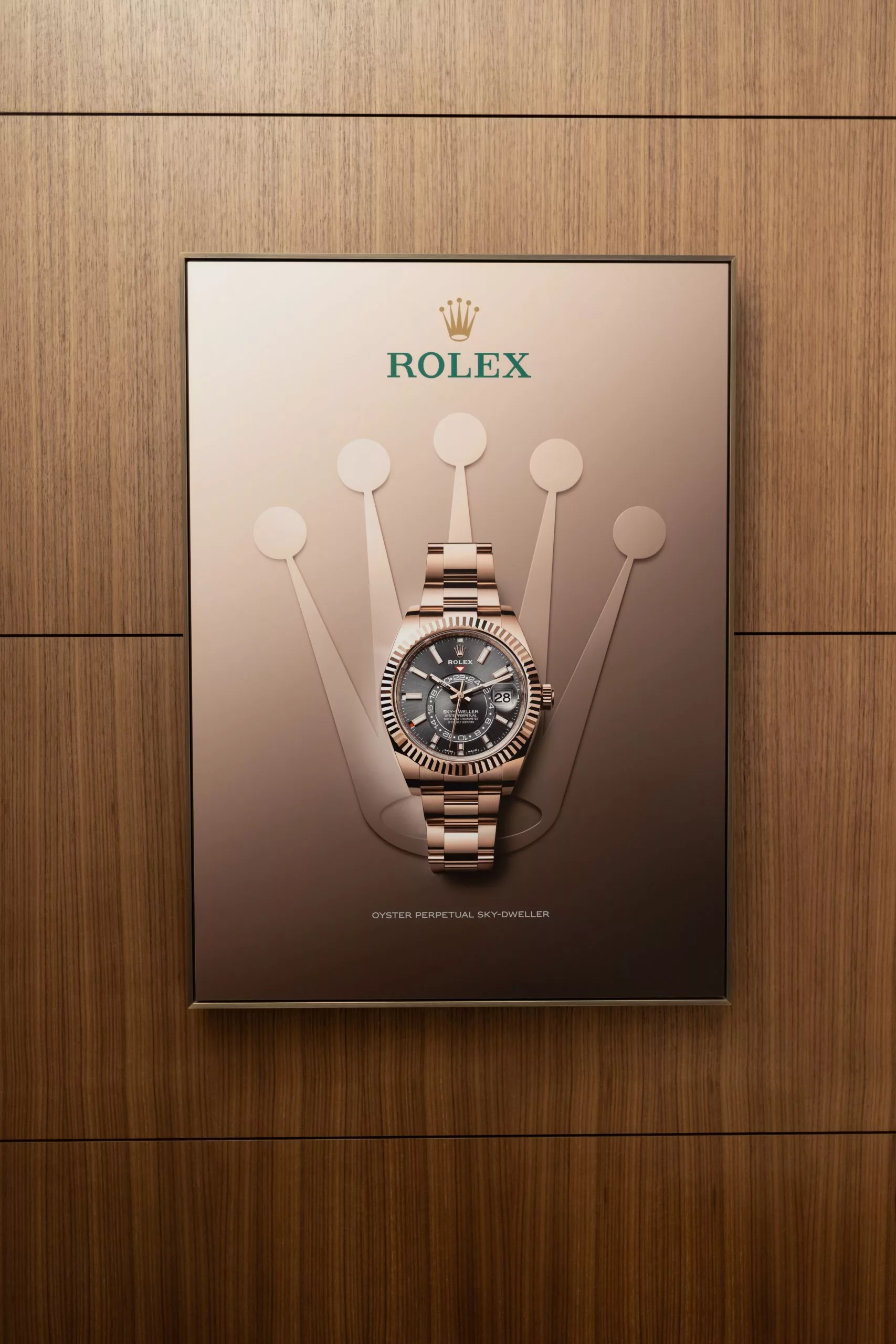 Afiș Rolex pe peretele de lemn al magazinului