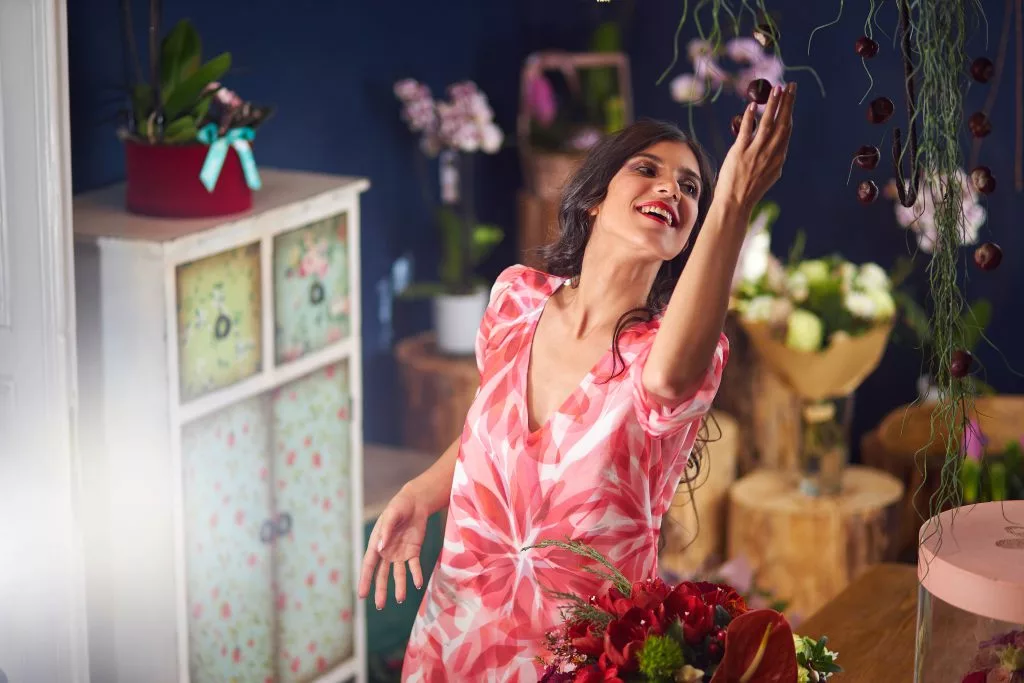 Model YOKKO în rochie roz, într-o florărie