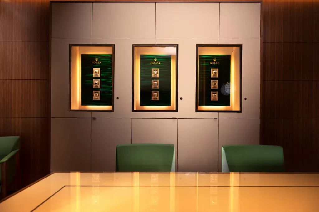 Masă cu vitrine luminate în magazinul ROLEX