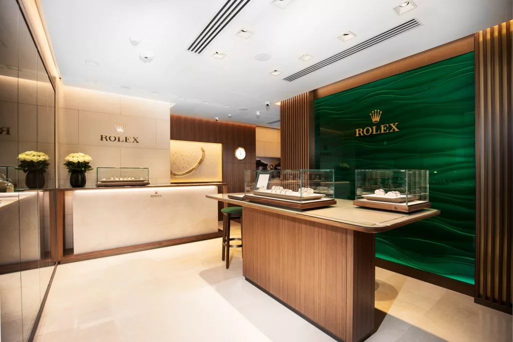 Recepția magazinului ROLEX, cu perete verde canelat
