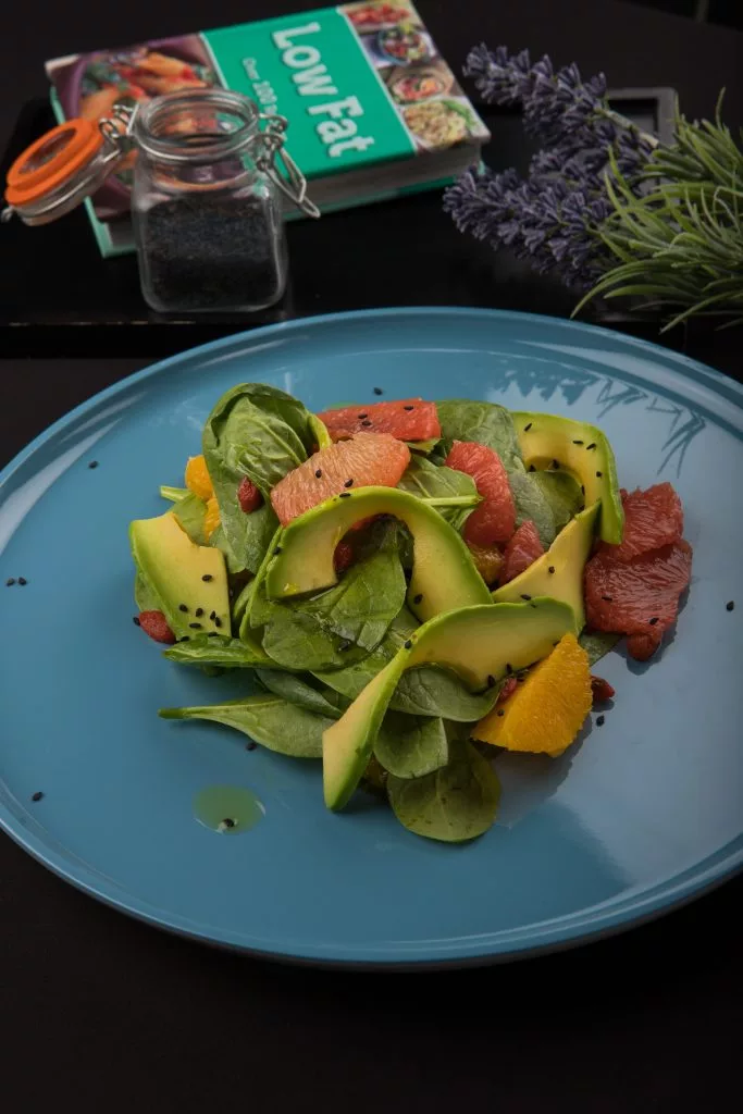 Salată cu avocado și grepfrut în farfurie bleu — The Gallery