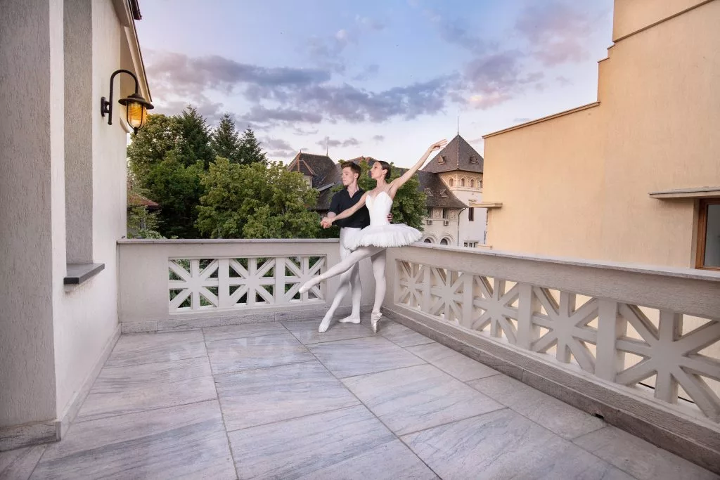 Balerini pe terasa cu balustradă din piatră a vilei de pe Aleea Alexandru 43, la apus