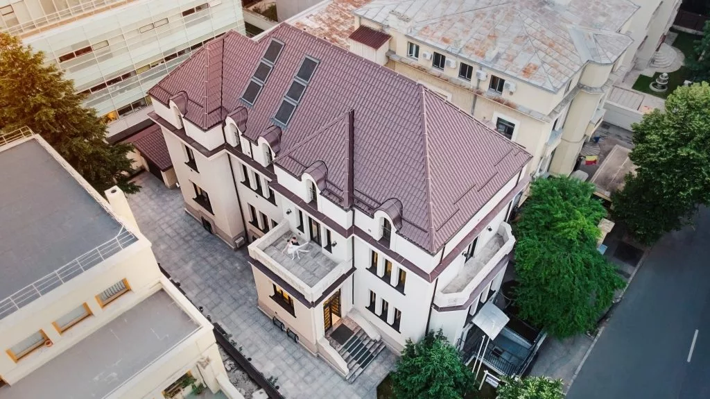 Vedere aeriană a vilei restaurate de pe Aleea Alexandru 43, București