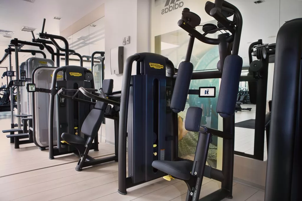Aparate de forță Technogym în sala de fitness Pescariu Sports & SPA