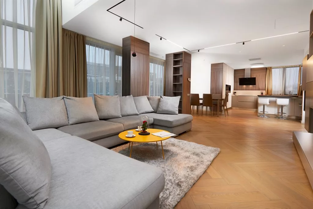 Living deschis spre sufragerie, apartament din Stejarii Clubul Rezidențial