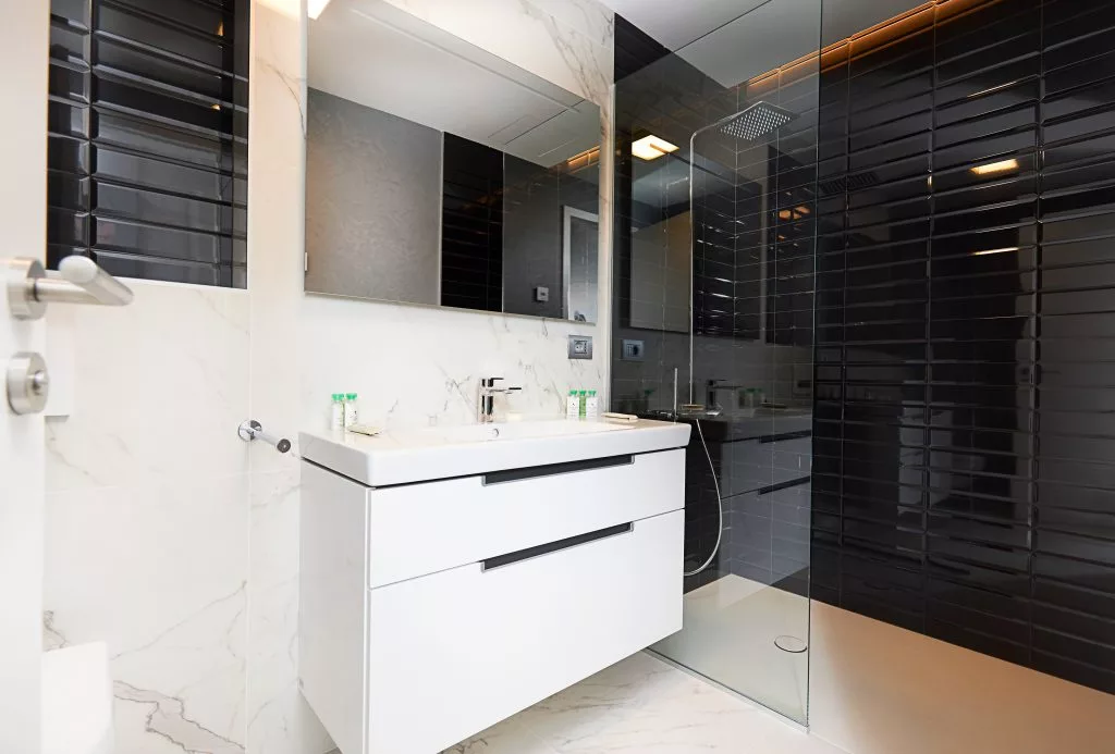 Baie cu faianță neagră și cabină de duș, apartament Stejarii Clubul Rezidențial