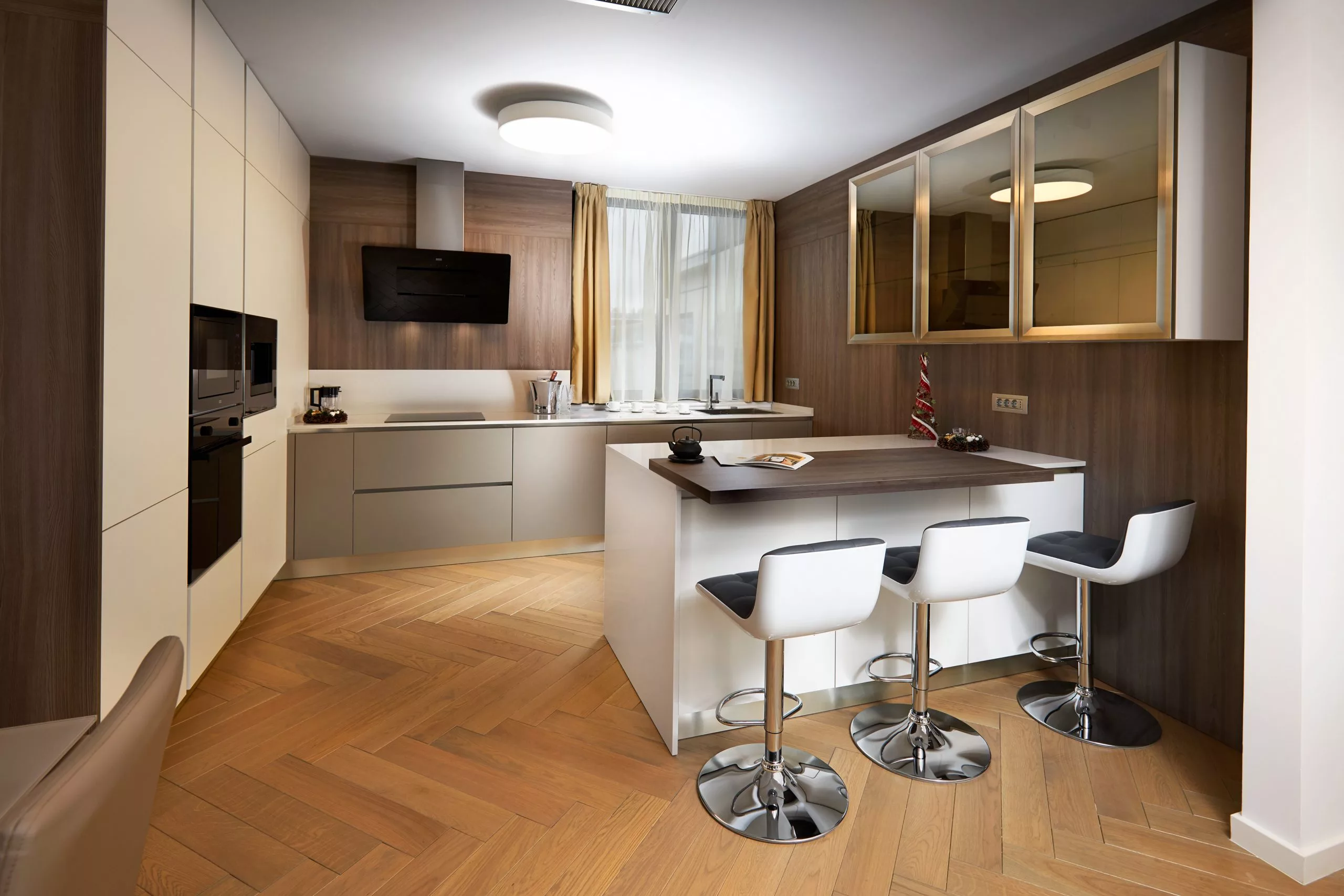Bucătărie cu bar și trei scaune înalte, apartament Stejarii Clubul Rezidențial