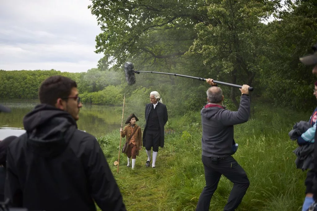 Operator de sunet cu perșa deasupra actorilor în costume de epocă, filmările First Bank