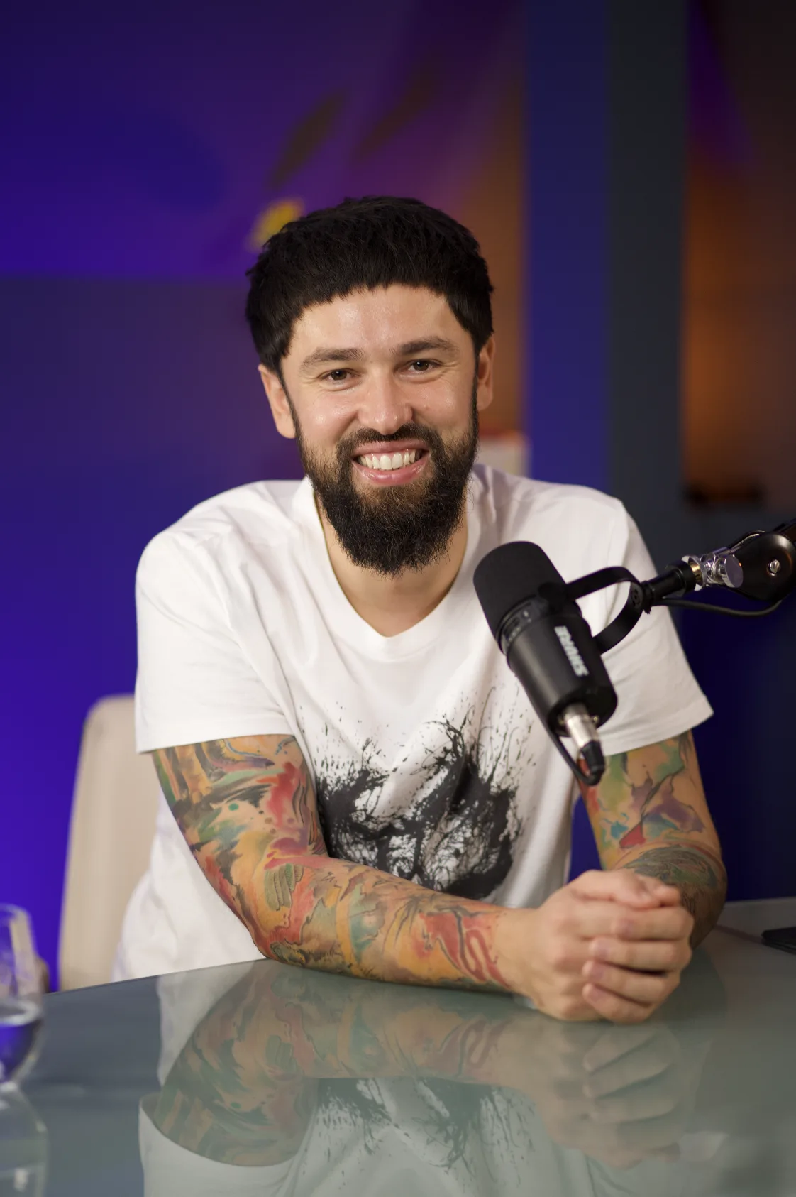 Cadru din filmarea unui podcast: invitatul Eduard Dabîcan, în studioul lui Marius Tudose