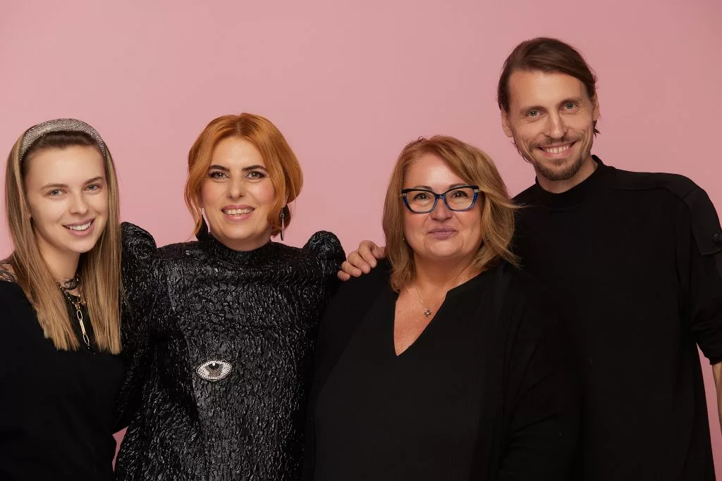Echipa de producție alături de Gina Bordaș, la ședința foto pentru Avantaje
