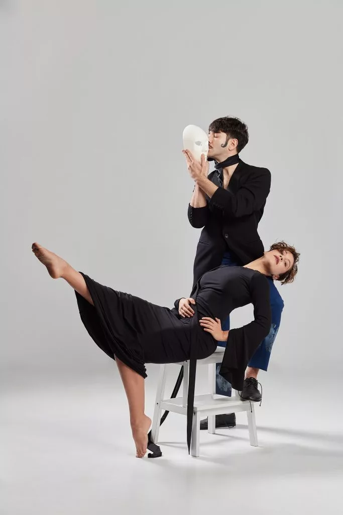 Trei modele în ținute negre, pe scaun — editorial de modă pentru Fashion Premium Magazine