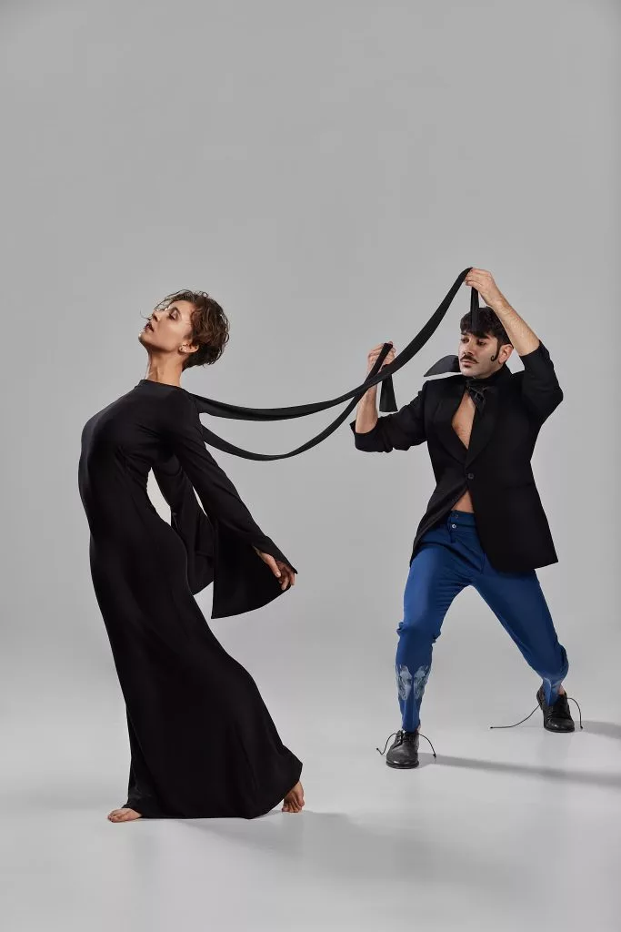 Doi modele legați printr-o curea, editorial Fashion Premium Magazine
