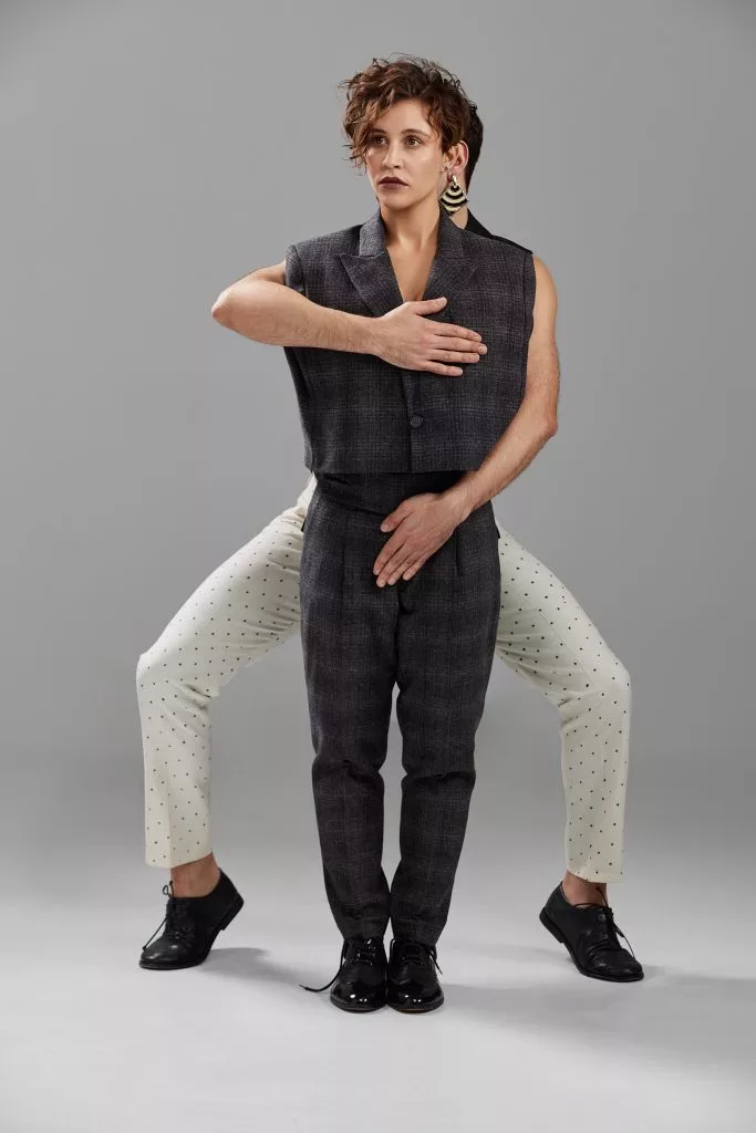 Model în vestă în carouri și pantaloni albi, editorial Fashion Premium Magazine