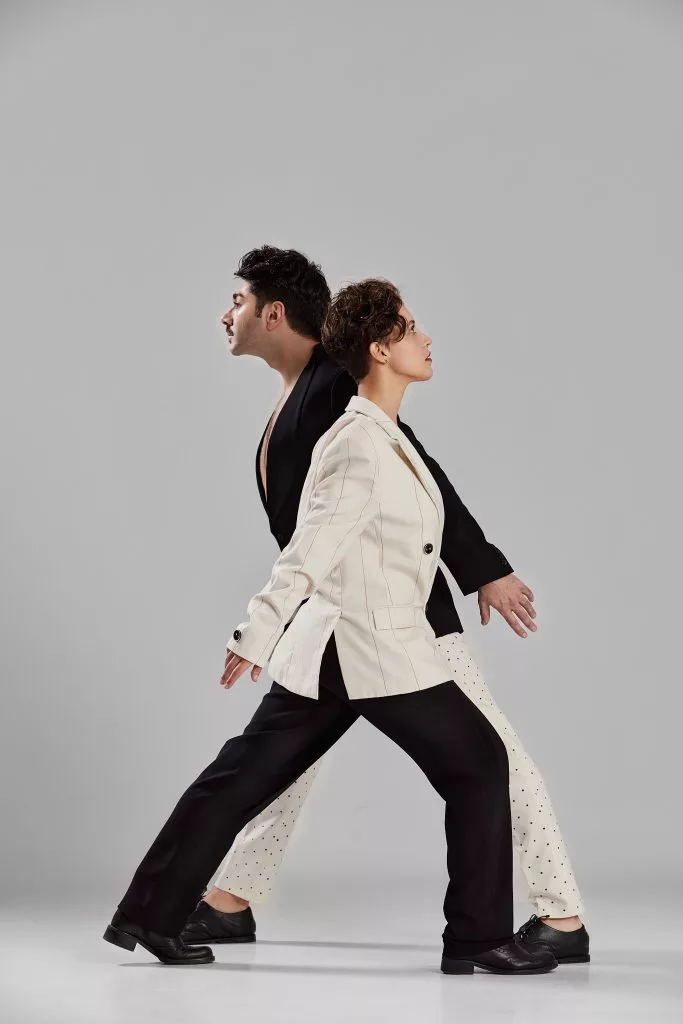 Doi modele în mers, în alb și negru — editorial Fashion Premium Magazine