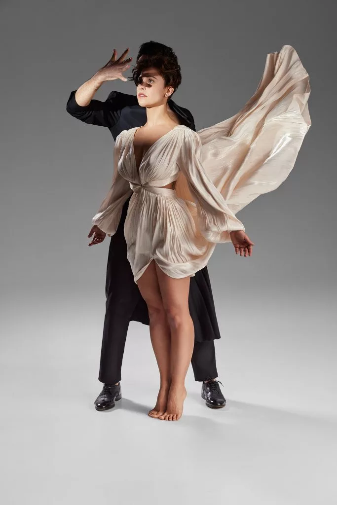 Pereche de modele, unul în rochie bej vaporoasă — editorial Fashion Premium Magazine