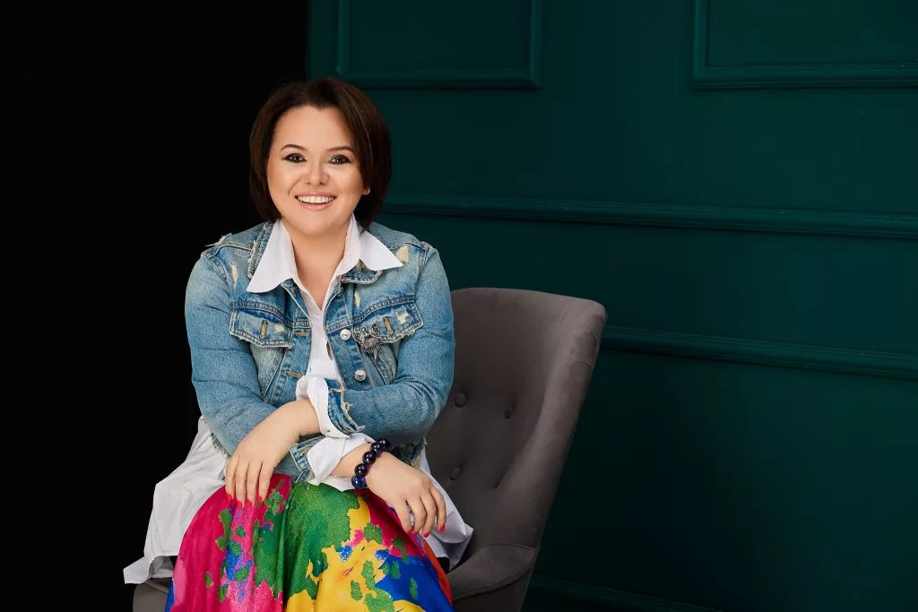Portret de personal branding: femeie în geacă de blugi și fustă colorată