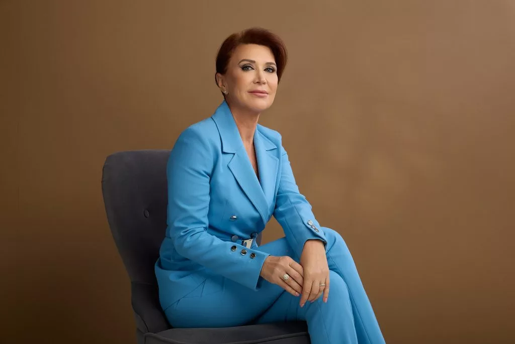Nicoleta Radu în costum bleu, așezată — portret pentru coperta Transilvania Business